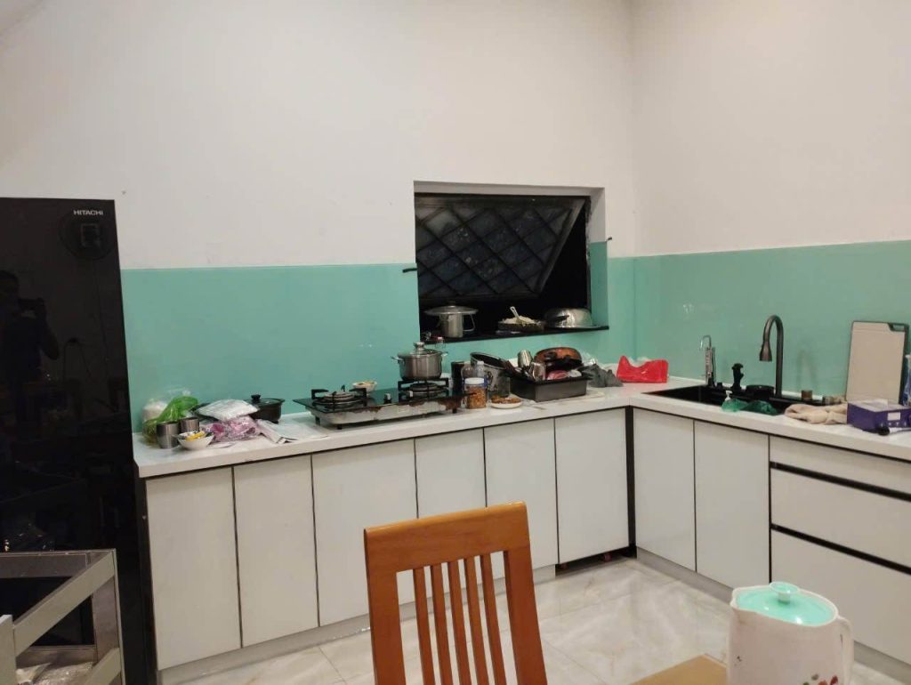 Tìm Hiểu Mẫu Tủ Bếp Nhôm Kính Màu Trắng Sứ