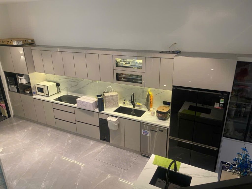Tủ Bếp Hợp Kim Nhôm Và Tủ Bếp Inox: Nên Chọn Loại Tủ Bếp Nào