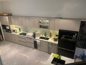 Tủ Bếp Hợp Kim Nhôm Và Tủ Bếp Inox: Nên Chọn Loại Tủ Bếp Nào