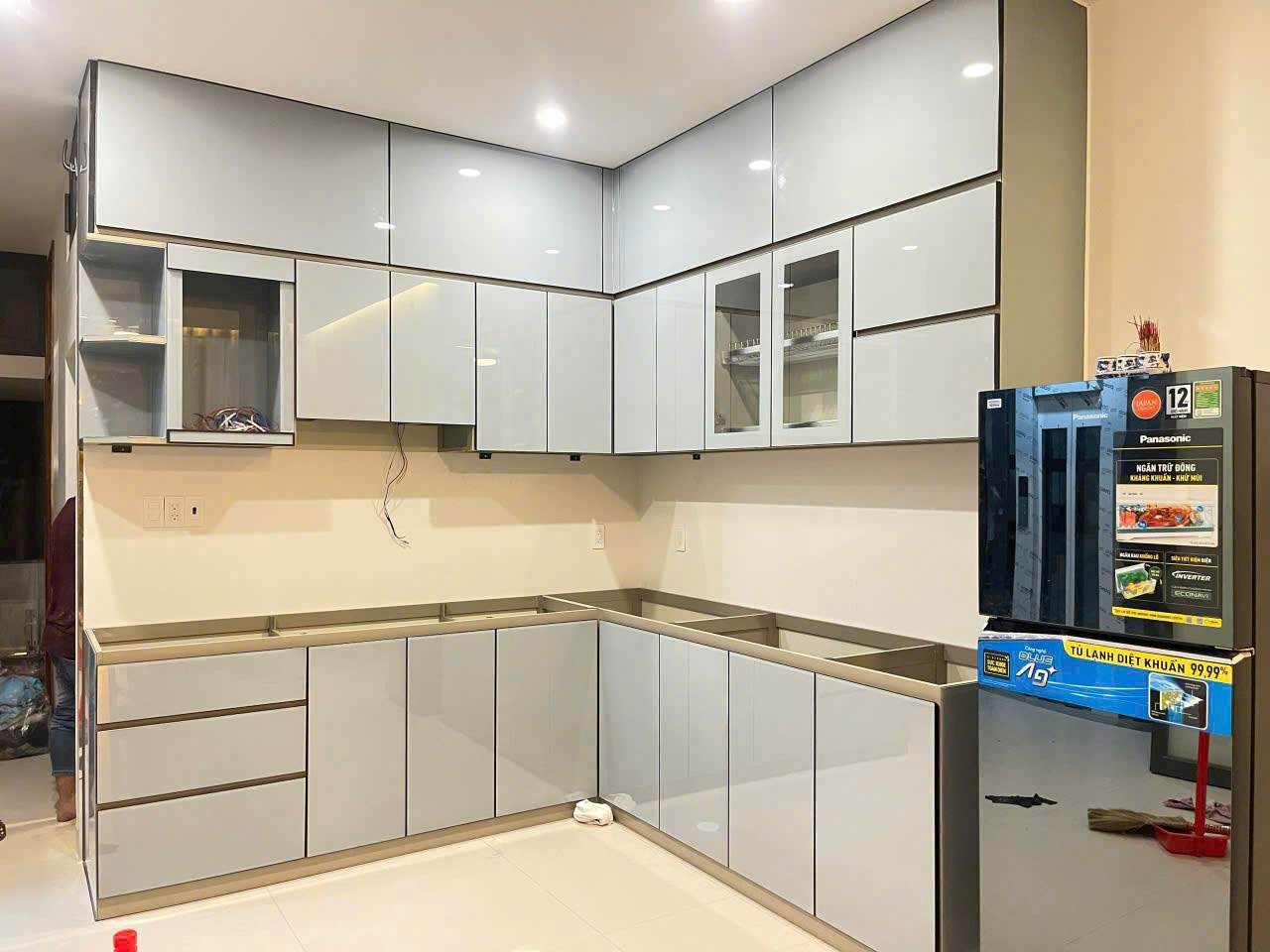 tủ bếp nhôm kính