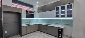 tủ bếp hợp kim nhôm cánh kính