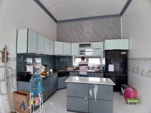 tủ bếp hợp kim nhôm cánh kính