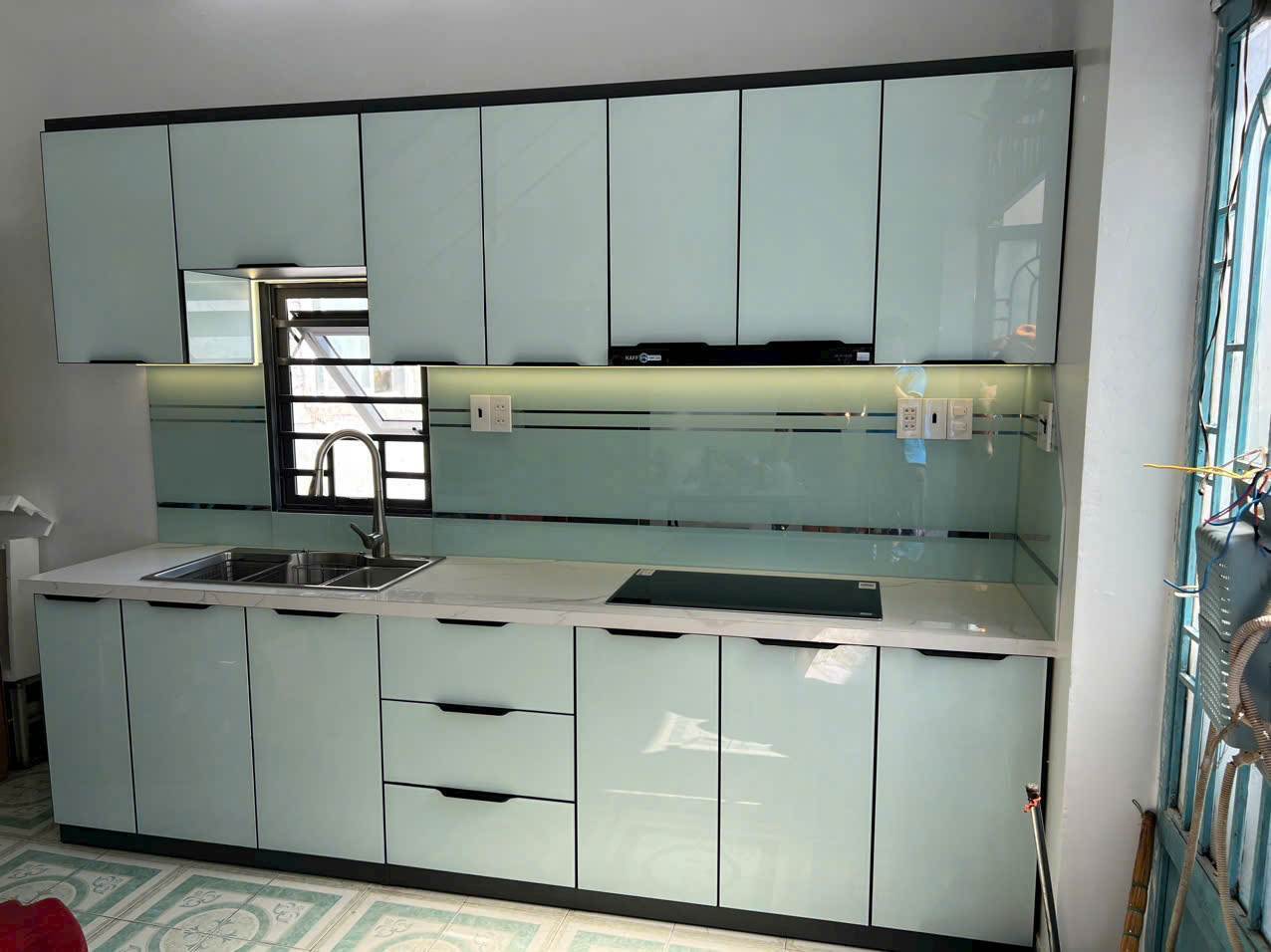 tủ bếp nhôm kính