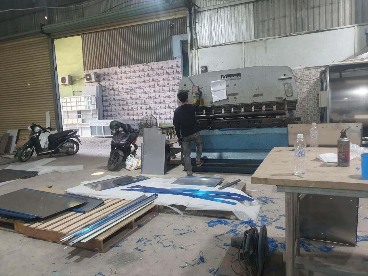 Tủ Bếp Khung Inox Cánh Kính Sơn Màu