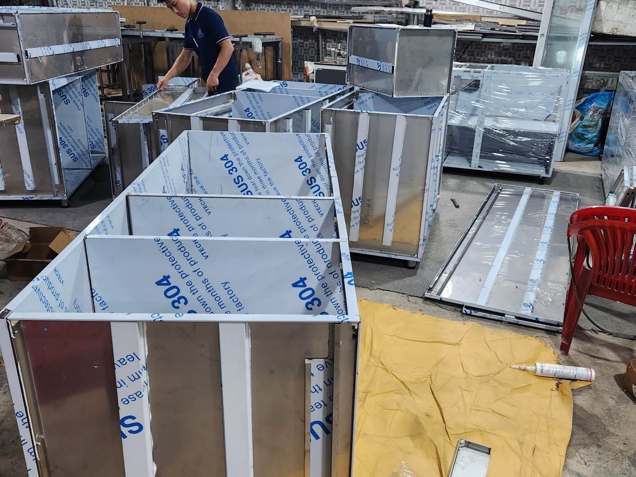 Tủ Bếp Khung Inox Cánh Kính Sơn Màu