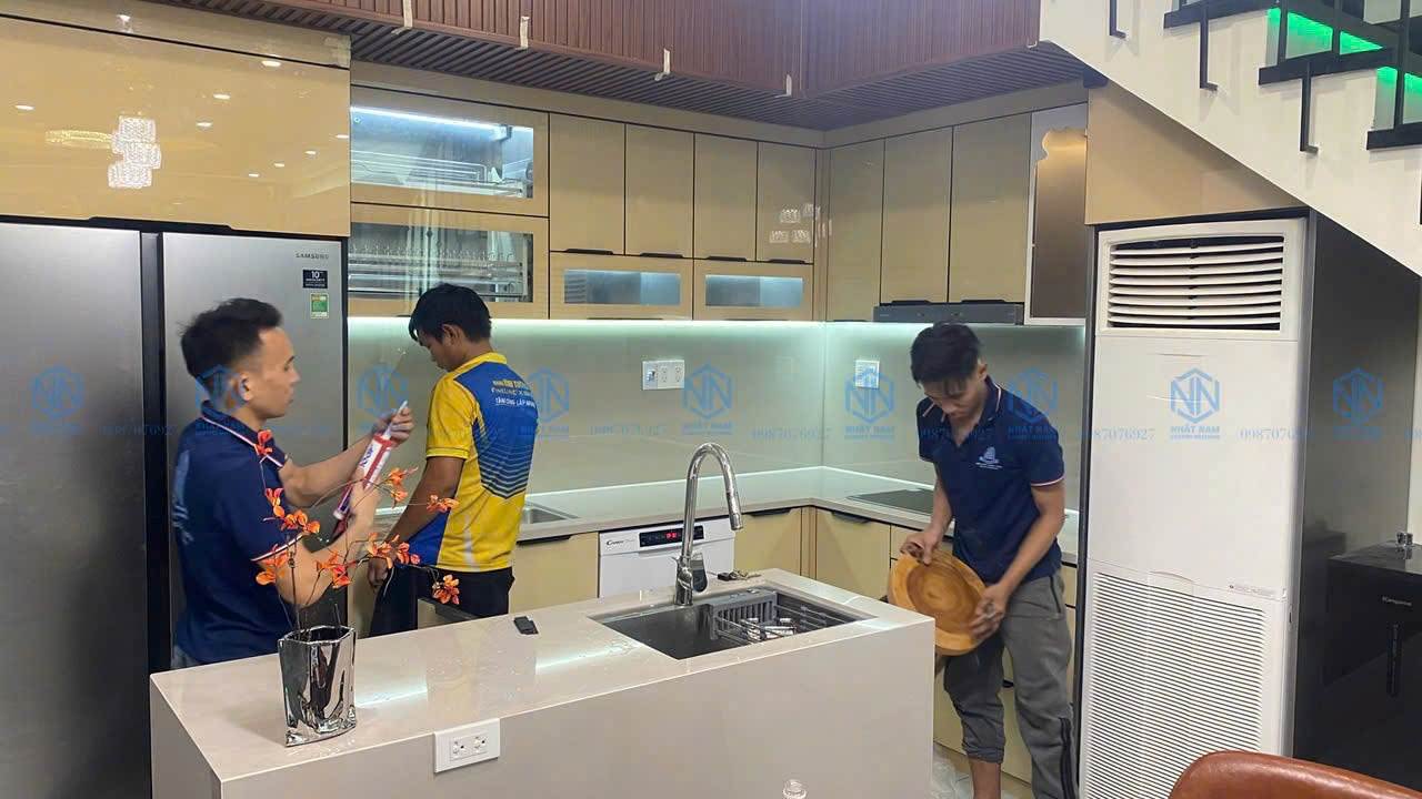 tủ bếp inox cánh kính cường lực 