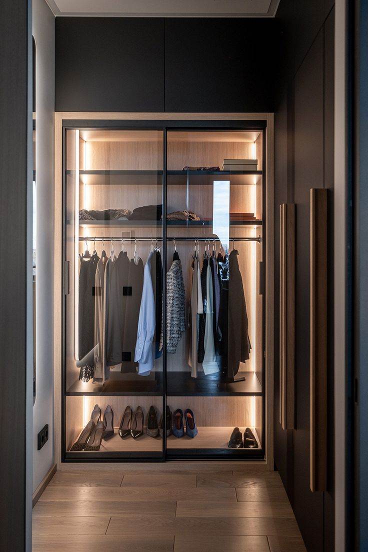 Mẫu tủ kính lùa 2 cánh với khung nhôm chắc chắn, bền đẹp