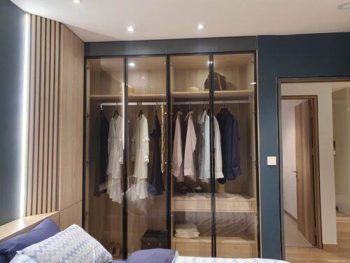 Trong những năm gần đây, tủ quần áo cánh kính cường lực đã trở thành một xu hướng phổ biến trong thiết kế nội thất hiện đại. Sự kết hợp giữa kính cường lực, chất liệu bền vững và thiết kế tinh tế đã khiến tủ quần áo này chiếm được cảm tình của nhiều gia đình. Với ưu điểm về thẩm mỹ, độ bền vượt trội, cũng như khả năng tối ưu hóa không gian, tủ quần áo cánh kính cường lực không chỉ đơn giản là một món đồ nội thất mà còn là điểm nhấn, tạo nên không gian sống sang trọng và hiện đại.  Hãy cùng Nhất Nam tìm hiểu về những đặc điểm nổi bật của loại tủ này trong bài viết dưới đây.