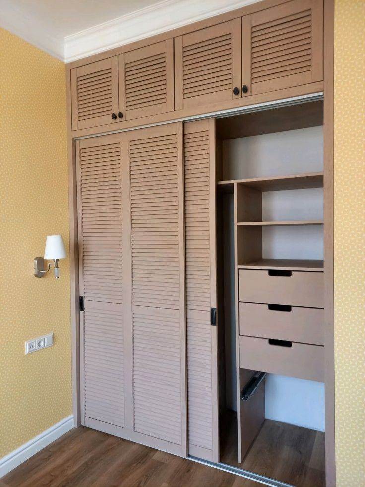 Tủ Quần Áo Âm Tường Nhôm Kính