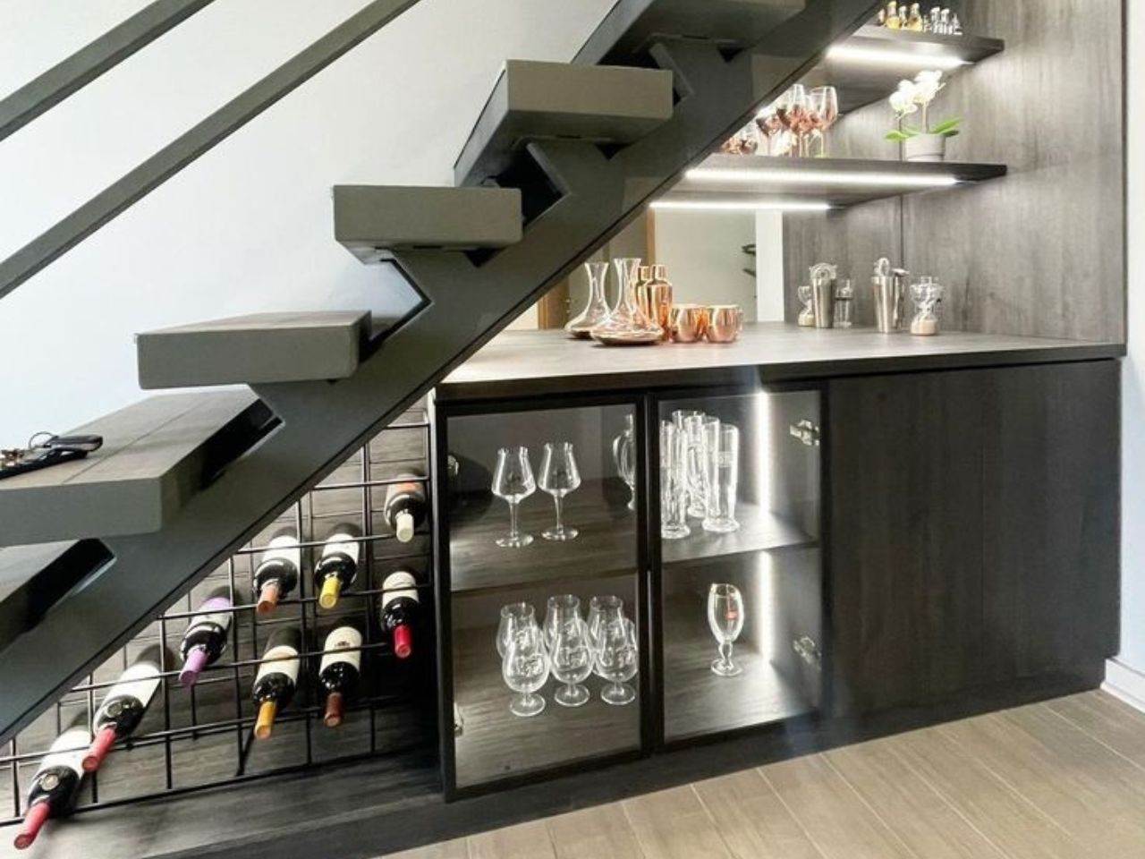 Tủ Cầu Thang Nhôm Kính